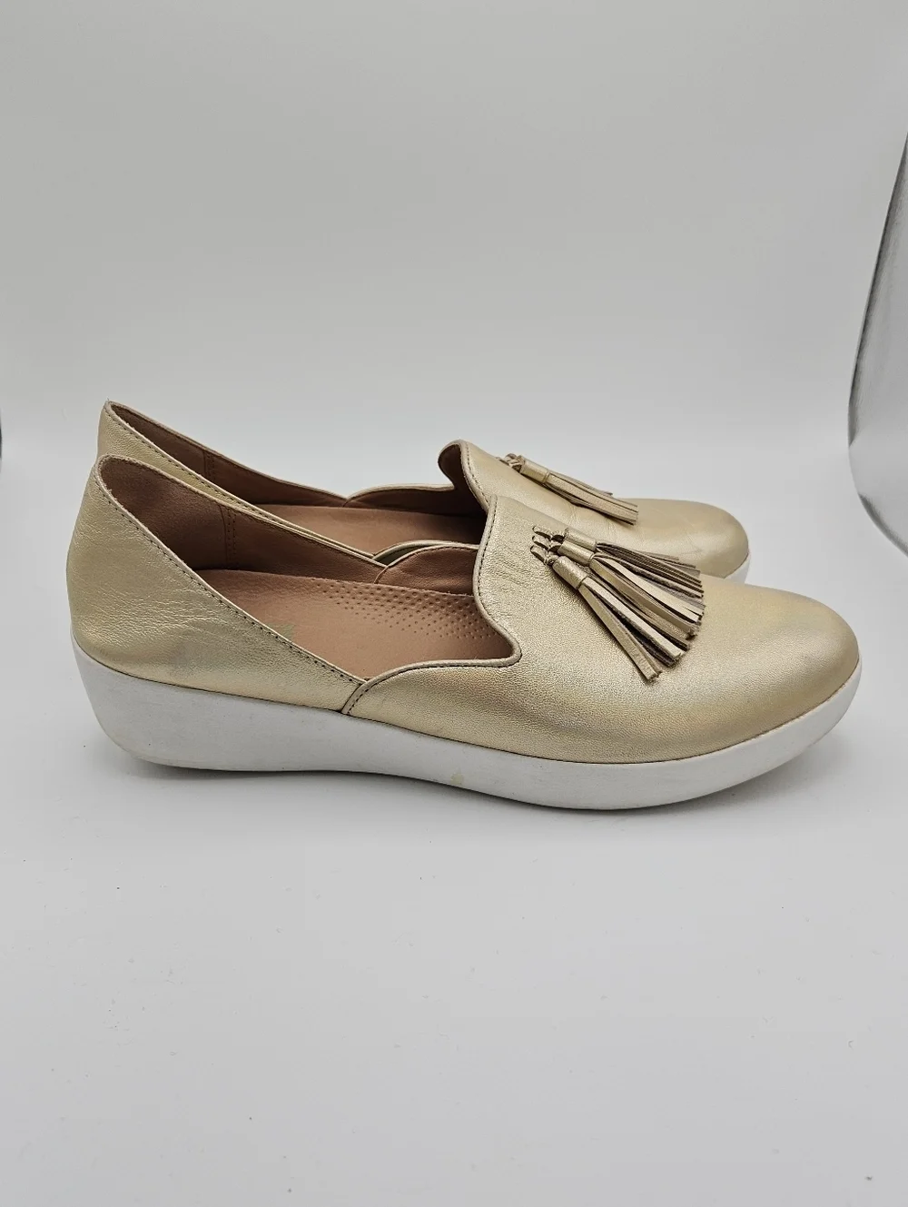 Fitflop Superskate leather tassel loafers gold with rainbow iridescence size 8.5